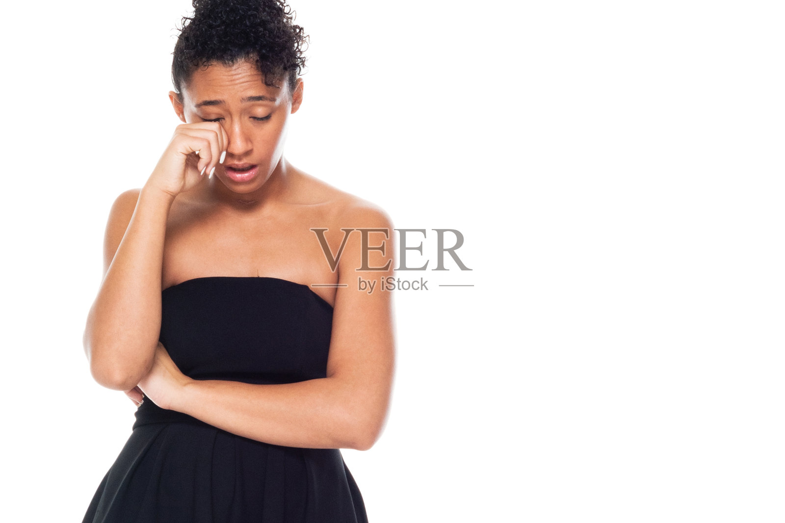 一个人/腰部以上的20-29岁的成年美丽的非洲民族/非洲裔美国女性/年轻女性穿着衣服谁是疲倦的/情绪压力/冷淡的态度与复制空间照片摄影图片