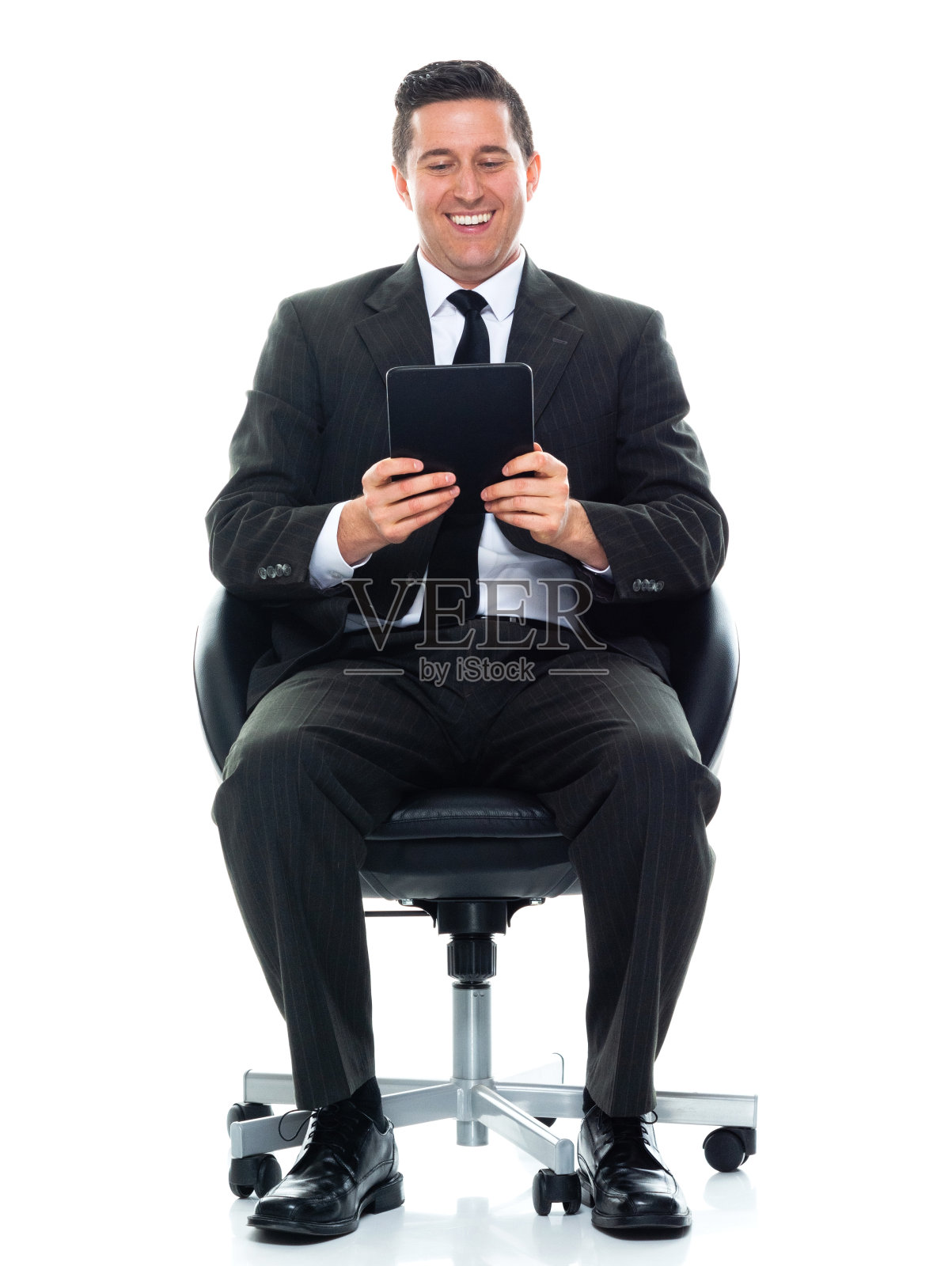 正面/看镜头/全身/一人/一人成年英俊的人白人男性/年轻人经理/商人/商人坐在/休息穿着商务装/西装/坐在椅子上照片摄影图片