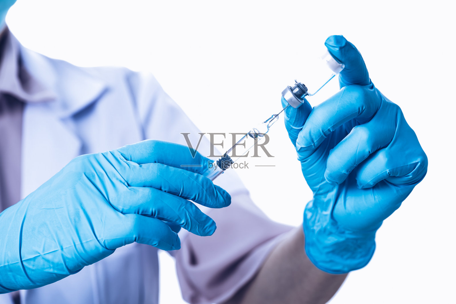 医生拿着注射器。医疗保健和医疗照片摄影图片