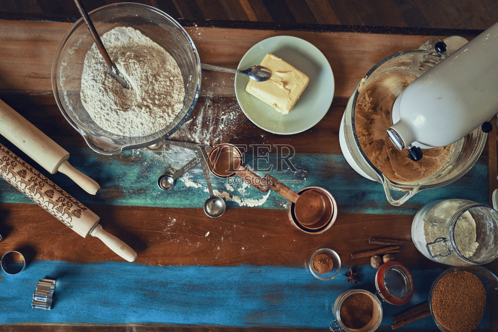 在圣诞家庭气氛中准备圣诞饼干照片摄影图片