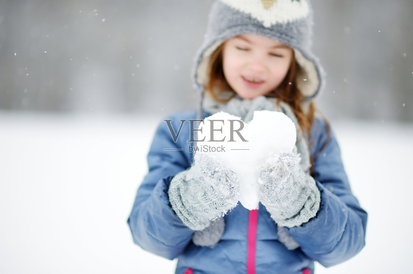 有趣的小女孩在冬季公园玩得很开心照片摄影图片