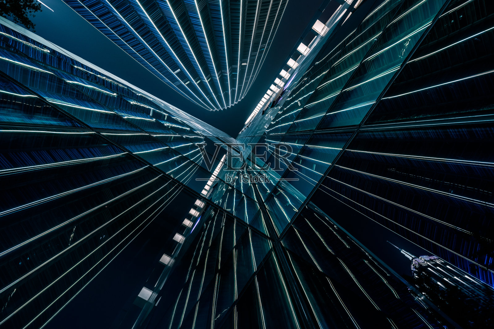 照明现代建筑外部的低角度视图照片摄影图片