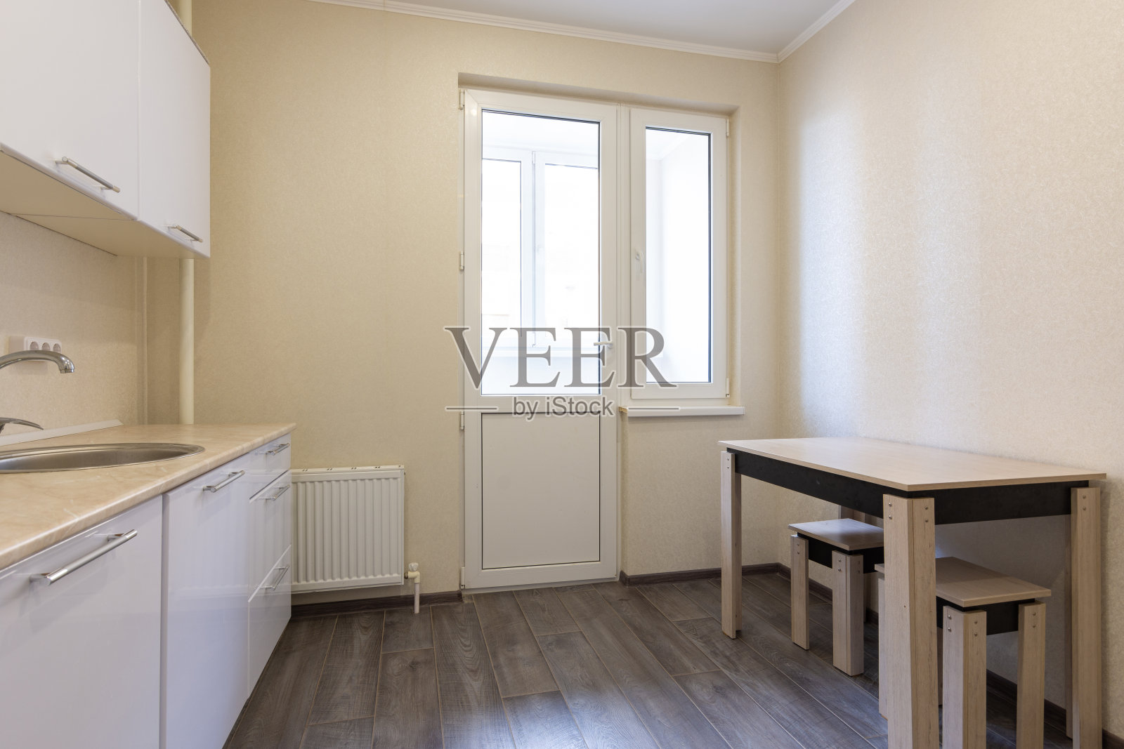 厨房内部，从封闭的阳台门可以看到照片摄影图片