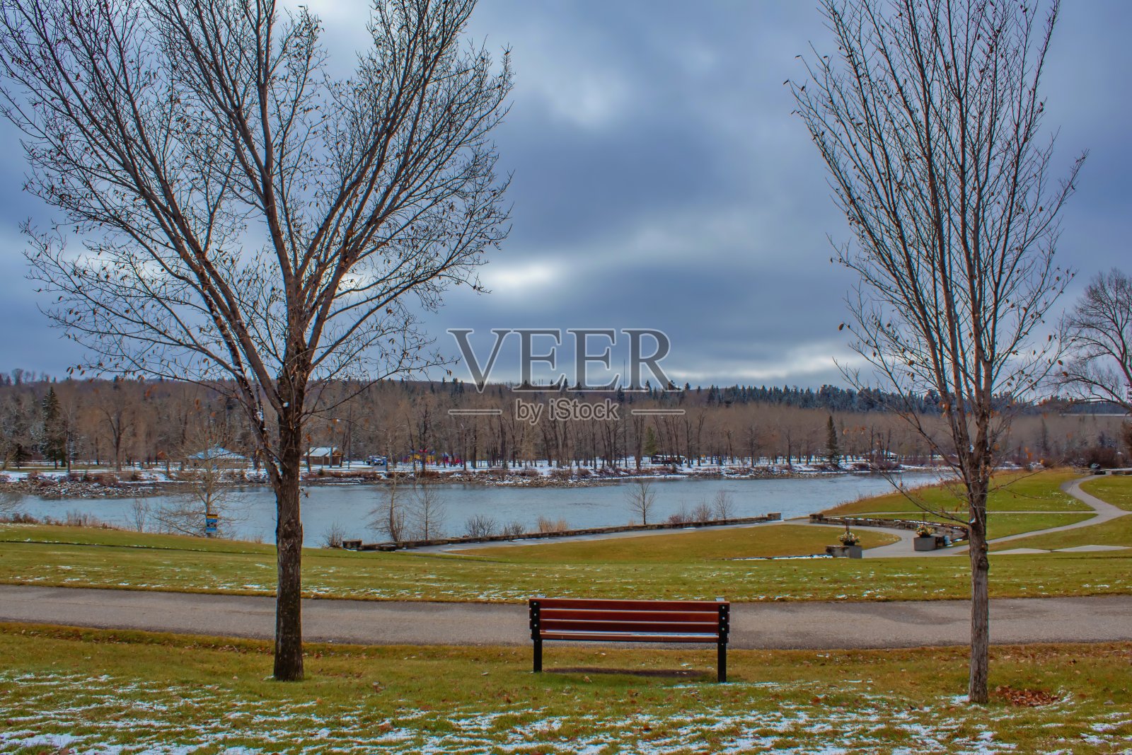长凳上的穆迪云照片摄影图片