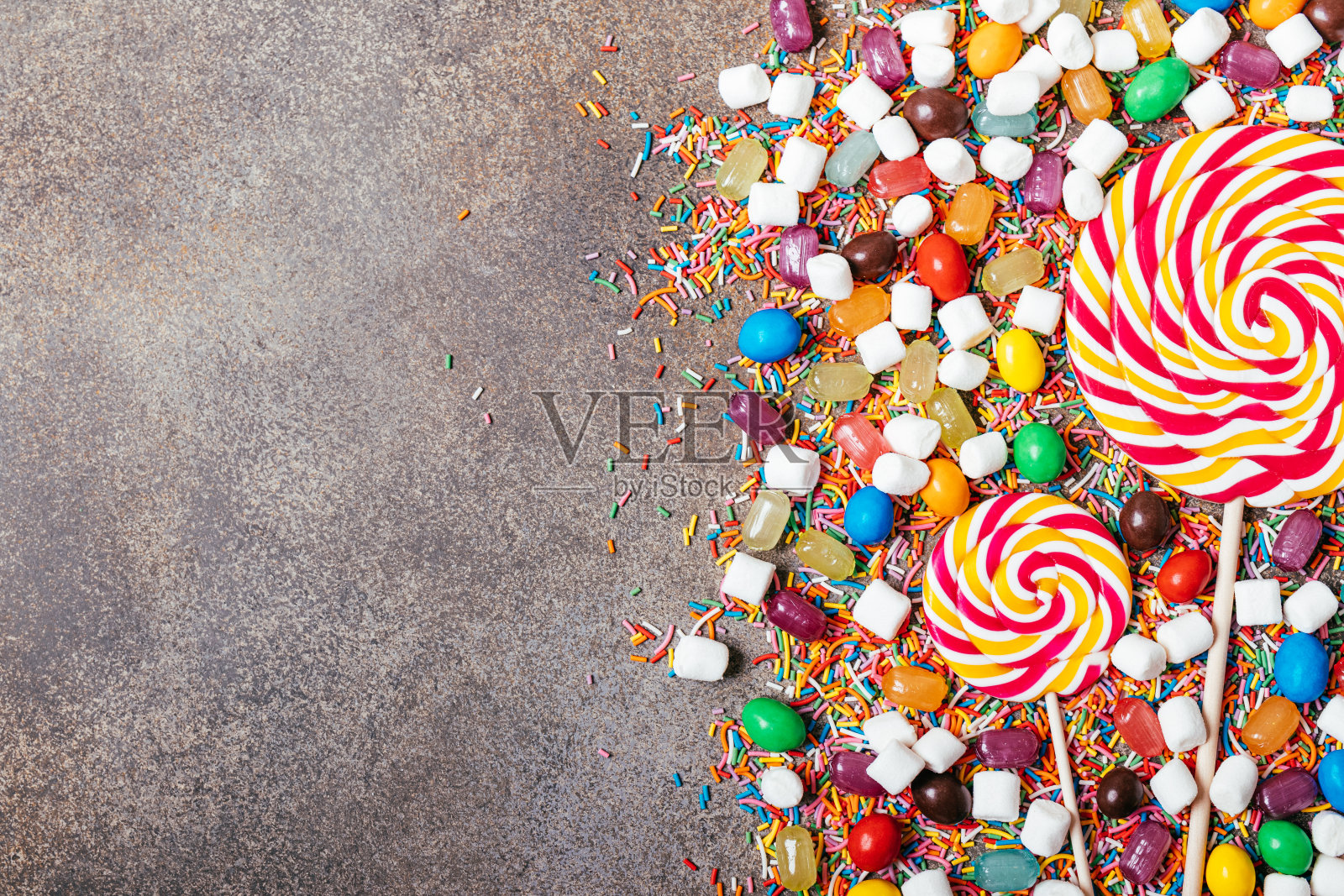 棕色背景上的糖果。照片摄影图片