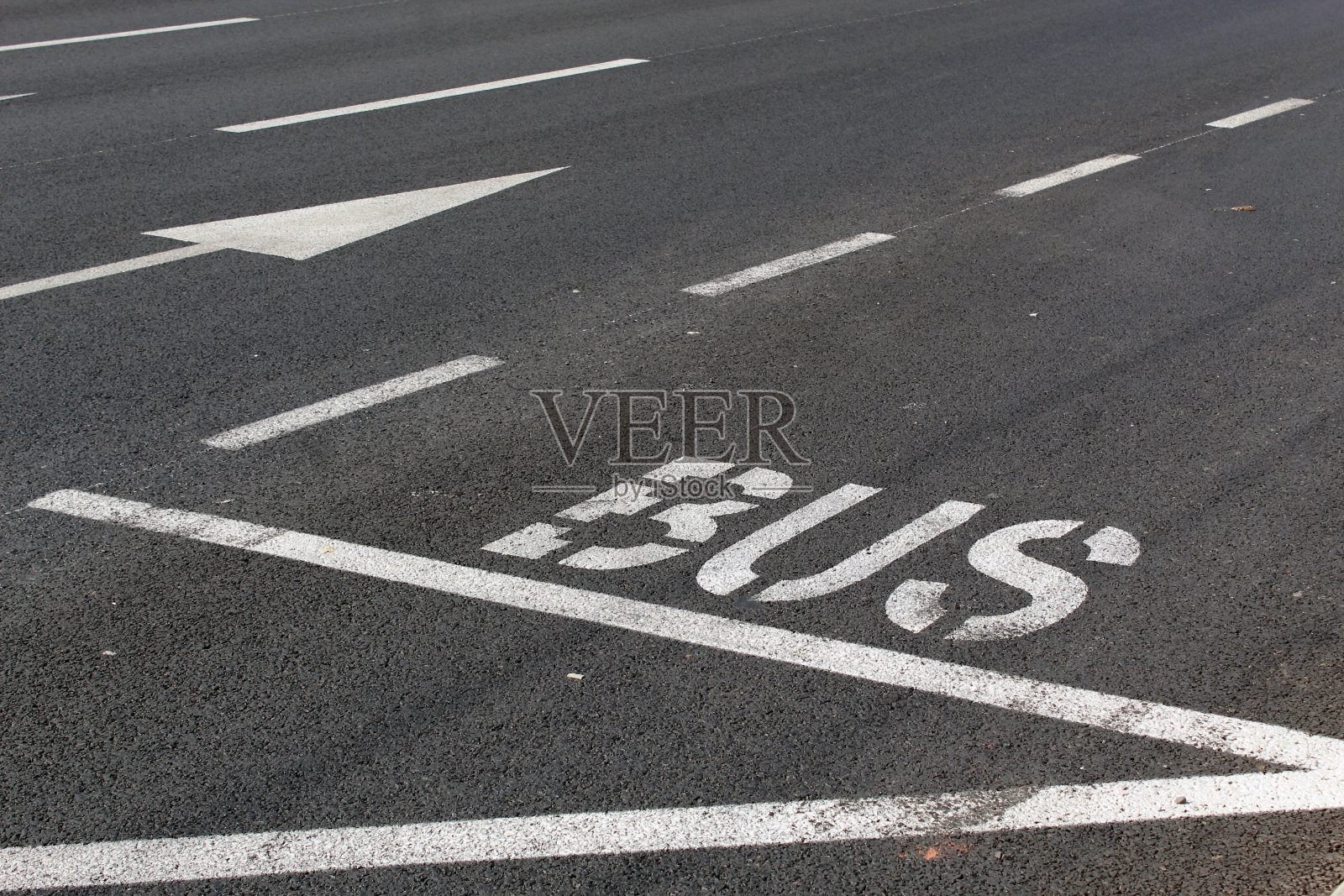 柏油路上白色的公交站牌照片摄影图片