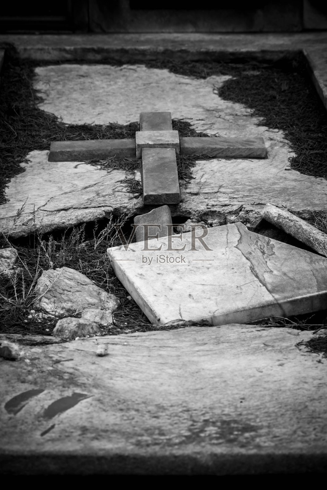 模糊背景下的意大利公墓破墓照片摄影图片