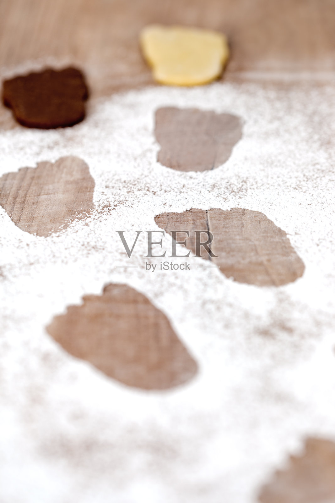 糖霜上的脚印或脚印，背景是黑色和白色的脚形饼干照片摄影图片