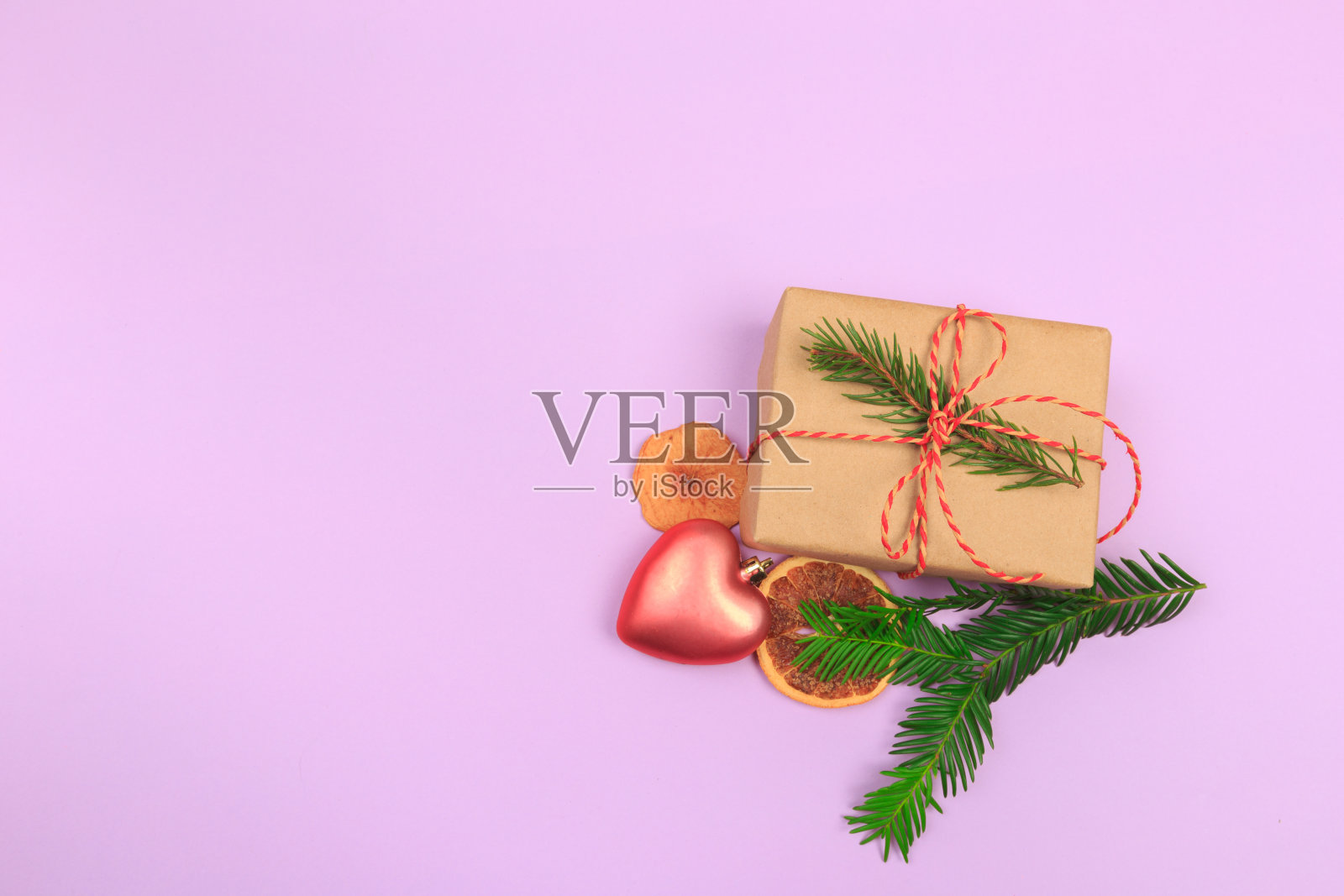 圣诞节的边界。圣诞礼物，冷杉枝上的彩色背景。平铺，俯视图，拷贝空间照片摄影图片