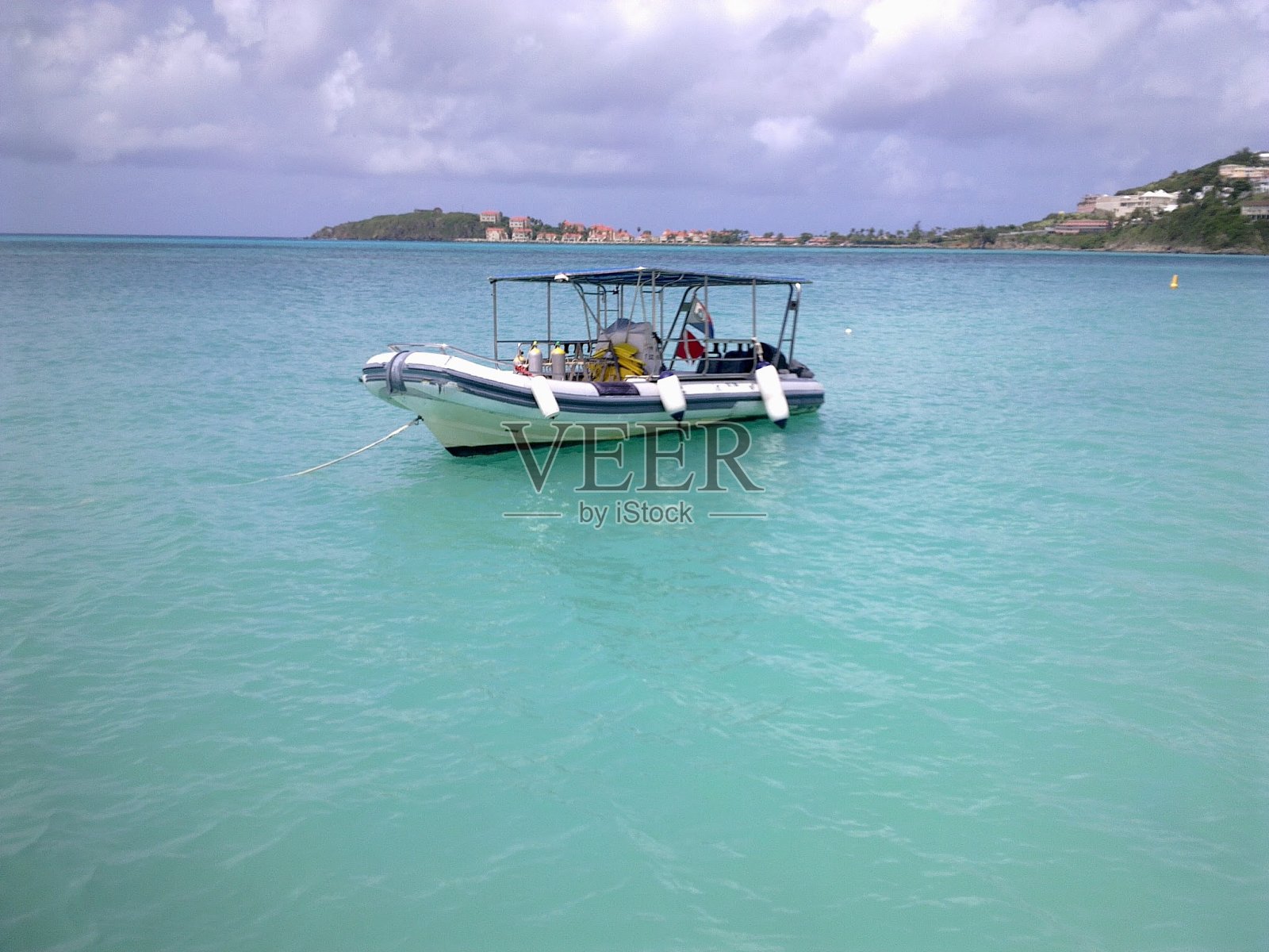 漂浮在海上的小船照片摄影图片