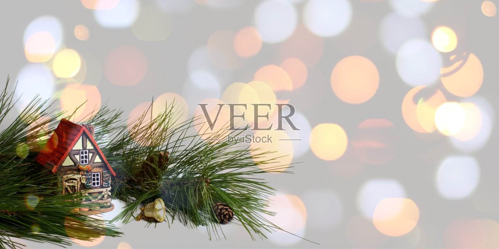 圣诞节和新年假期的背景。用树枝做的圣诞作文。闪光灯光背景。文本空间。旗帜,明信片。照片摄影图片