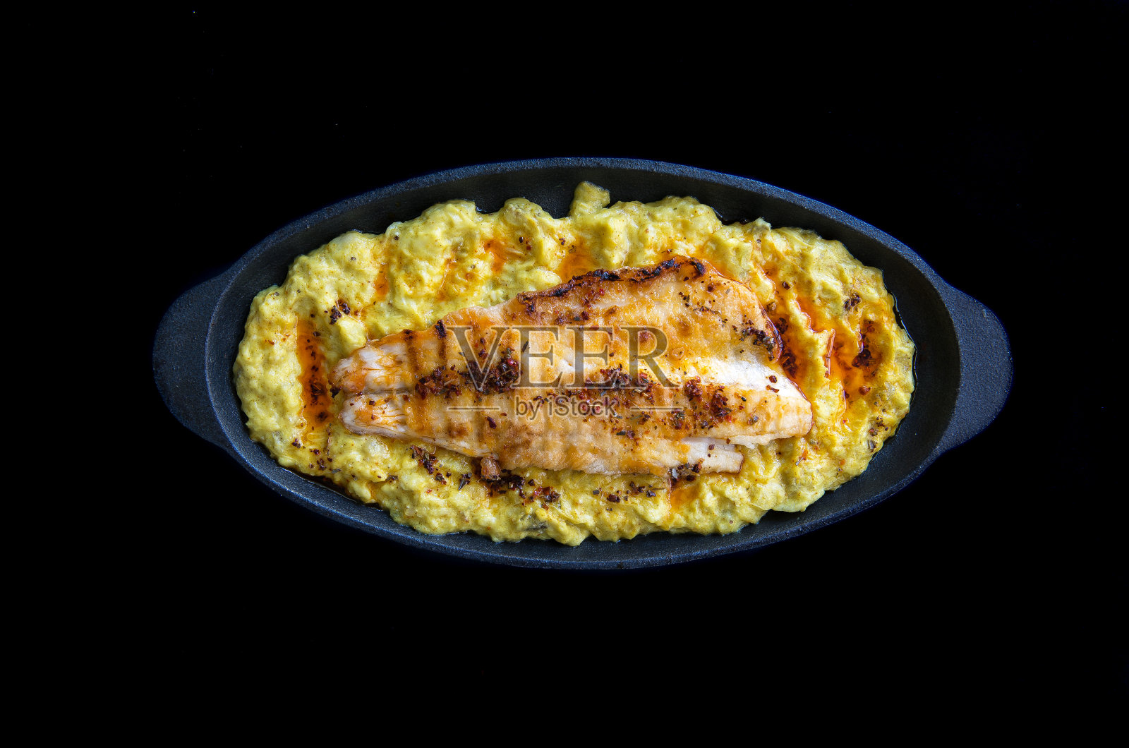 烤炖鱼。照片摄影图片