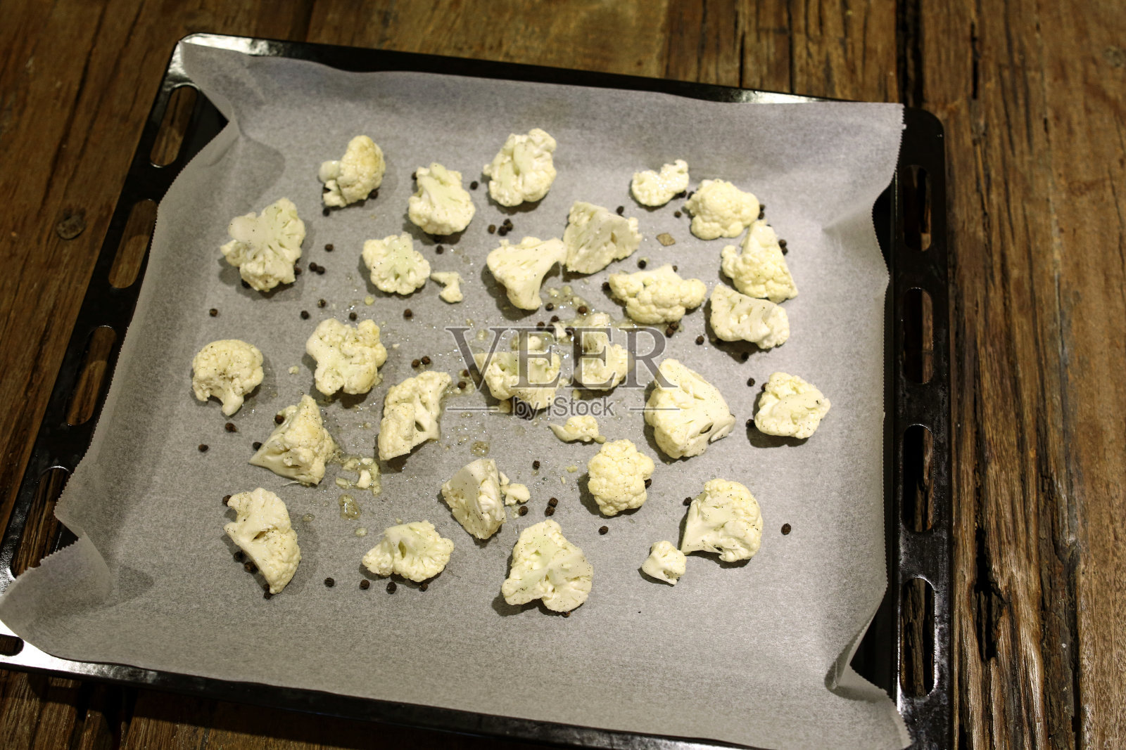 给欧文准备的花椰菜用黑胡椒调味照片摄影图片