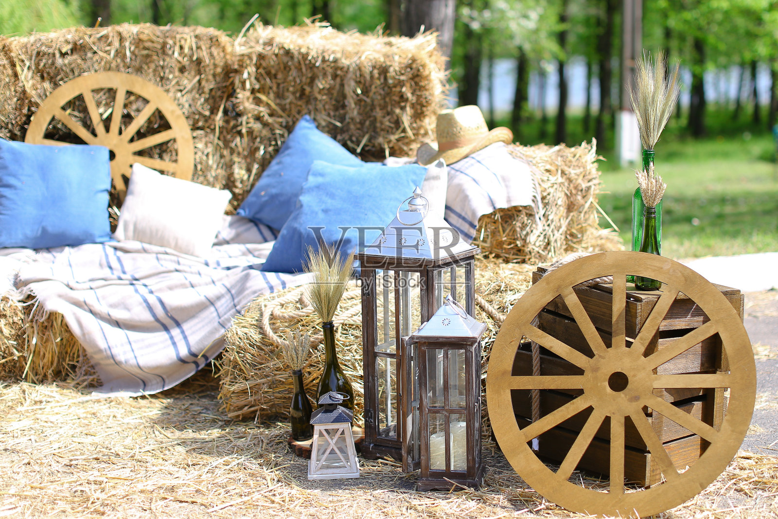 带枕头的木轮，帽子和带麦穗的瓶子照片摄影图片