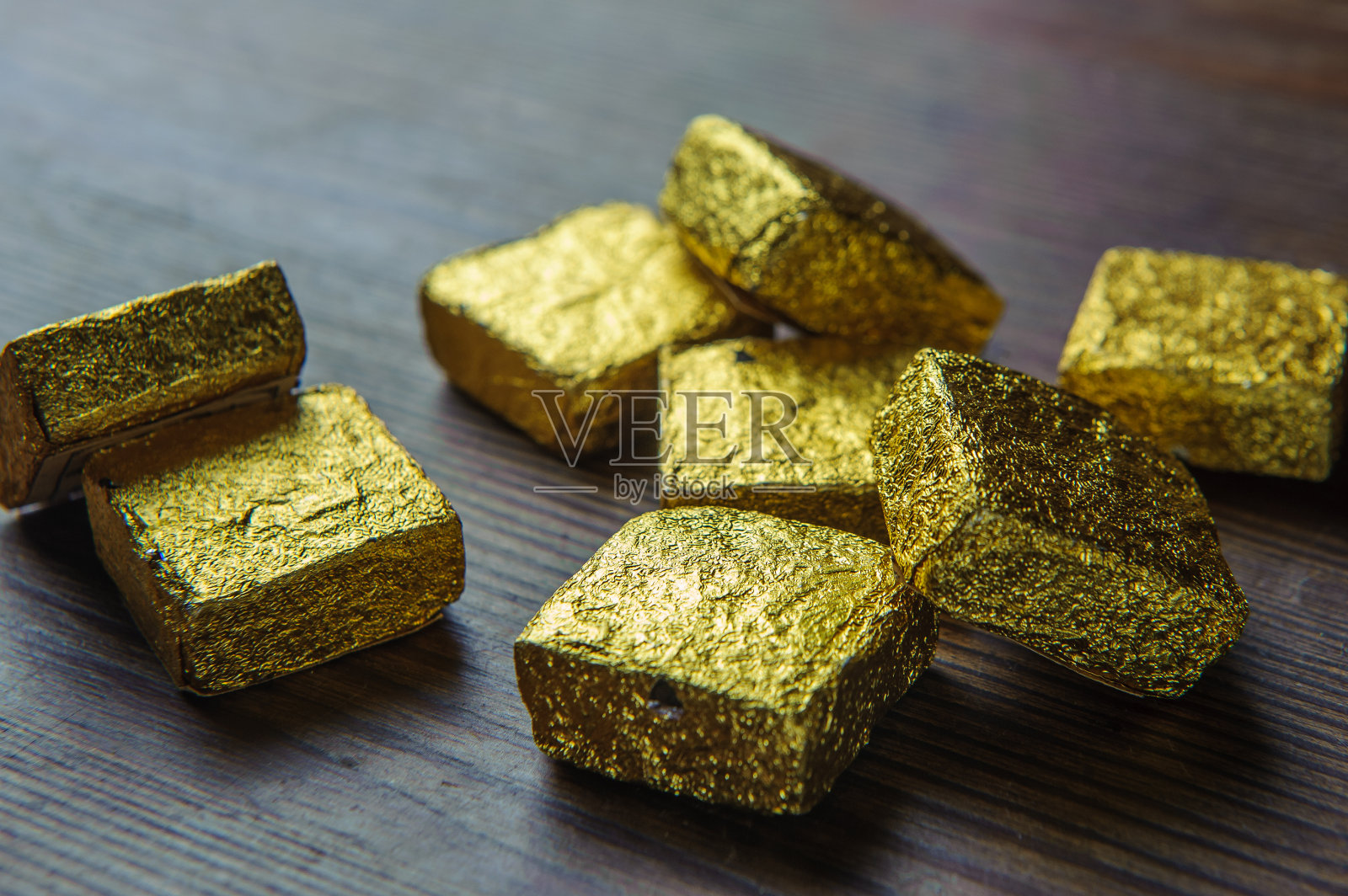 木桌上放着金包装的中国茶照片摄影图片