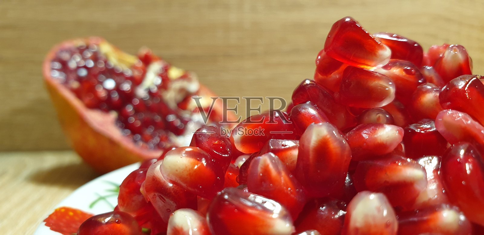 普通的石榴在新鲜。石榴果实。石榴。照片摄影图片