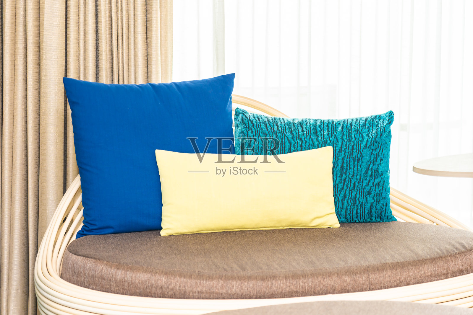 枕头上的沙发椅装饰室内照片摄影图片