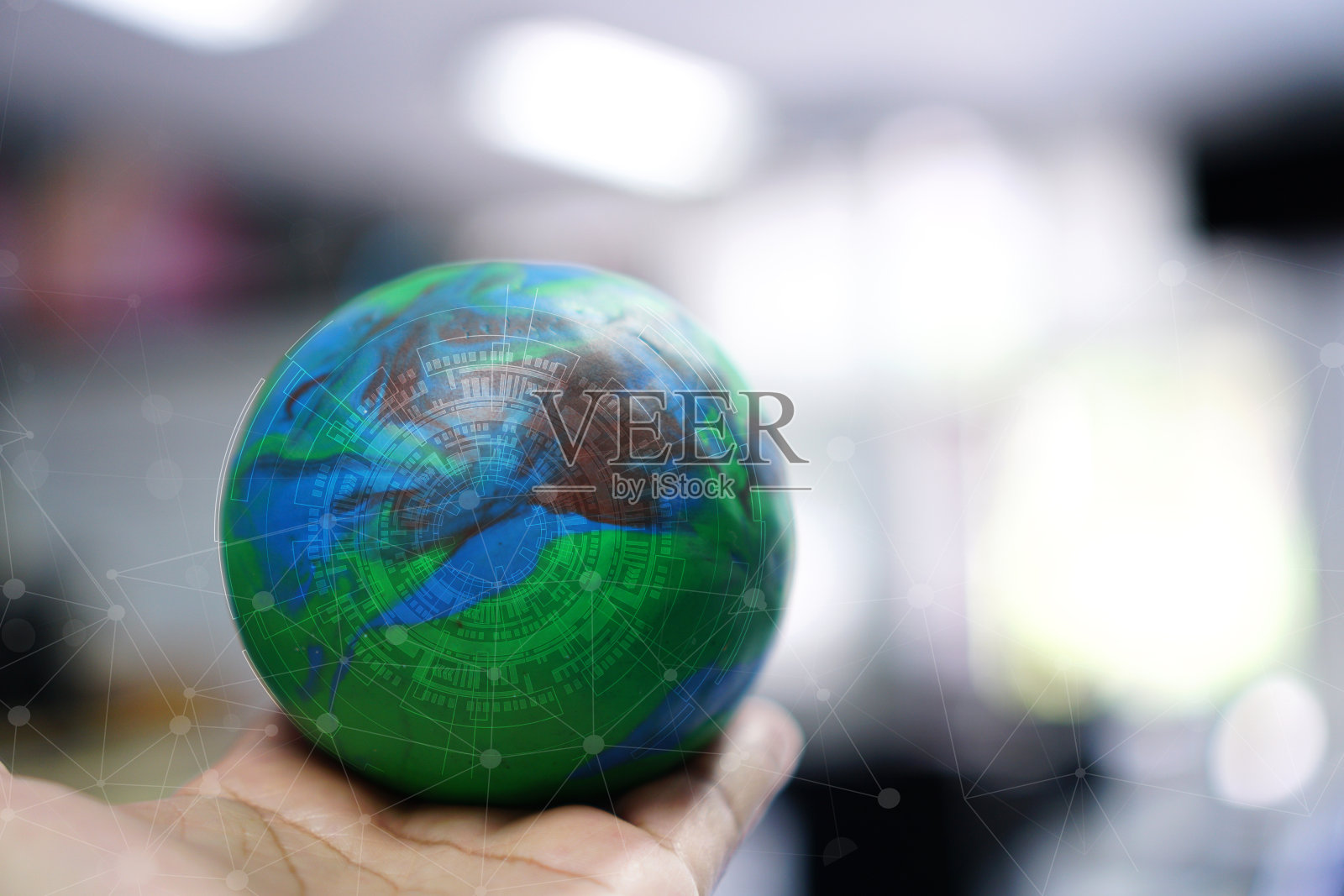 商人手中拿着地球模型和雷达网络。物联网全球商业、通信、政治或拯救世界环境的概念，学习世界各地的在线市场。照片摄影图片