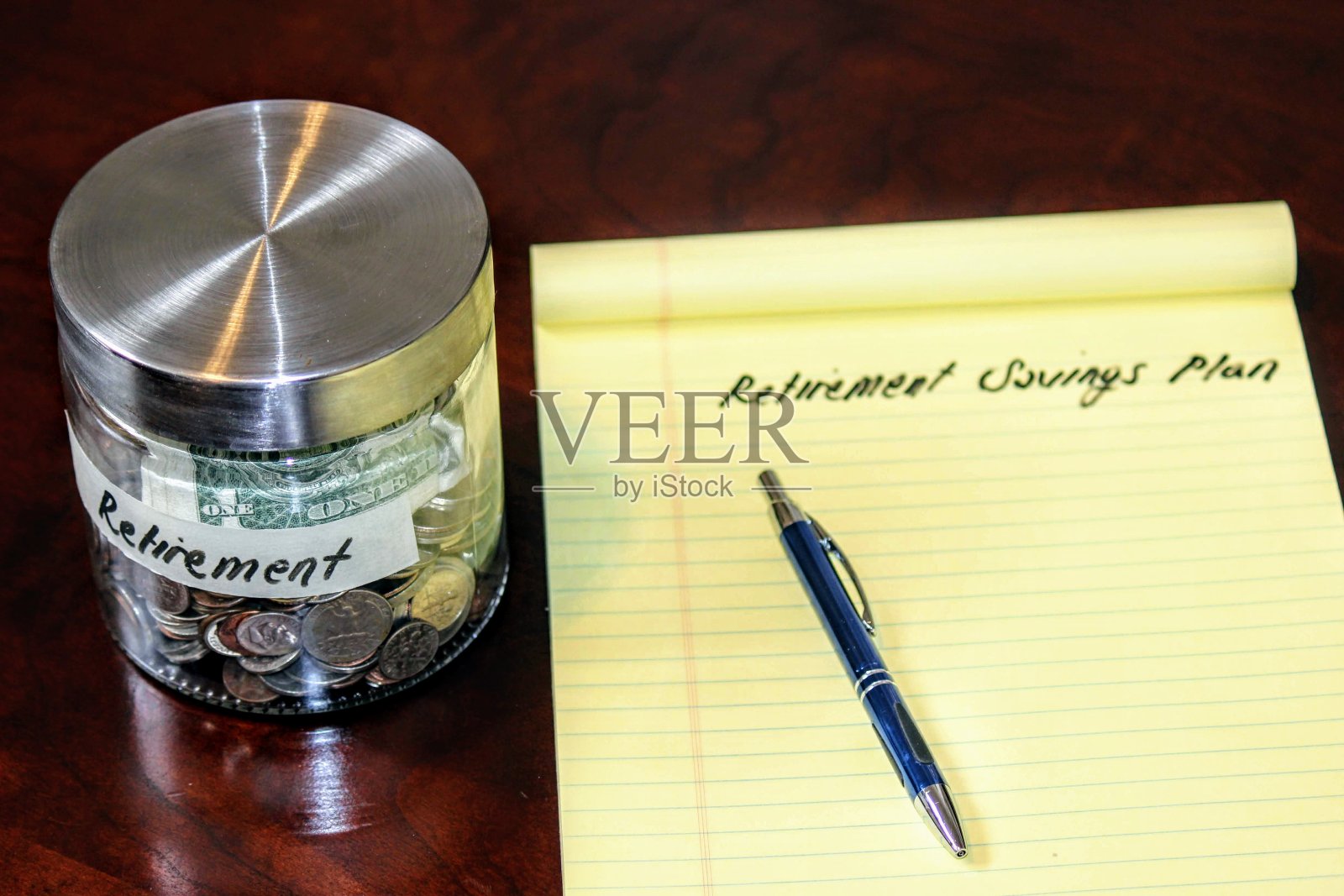 退休储蓄罐里满是钱。照片摄影图片