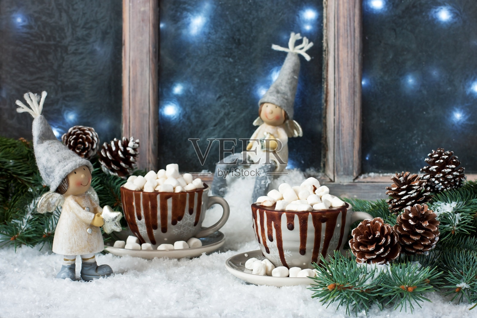 灰色的杯子里装满了热巧克力和棉花糖，放在雪窗台上照片摄影图片