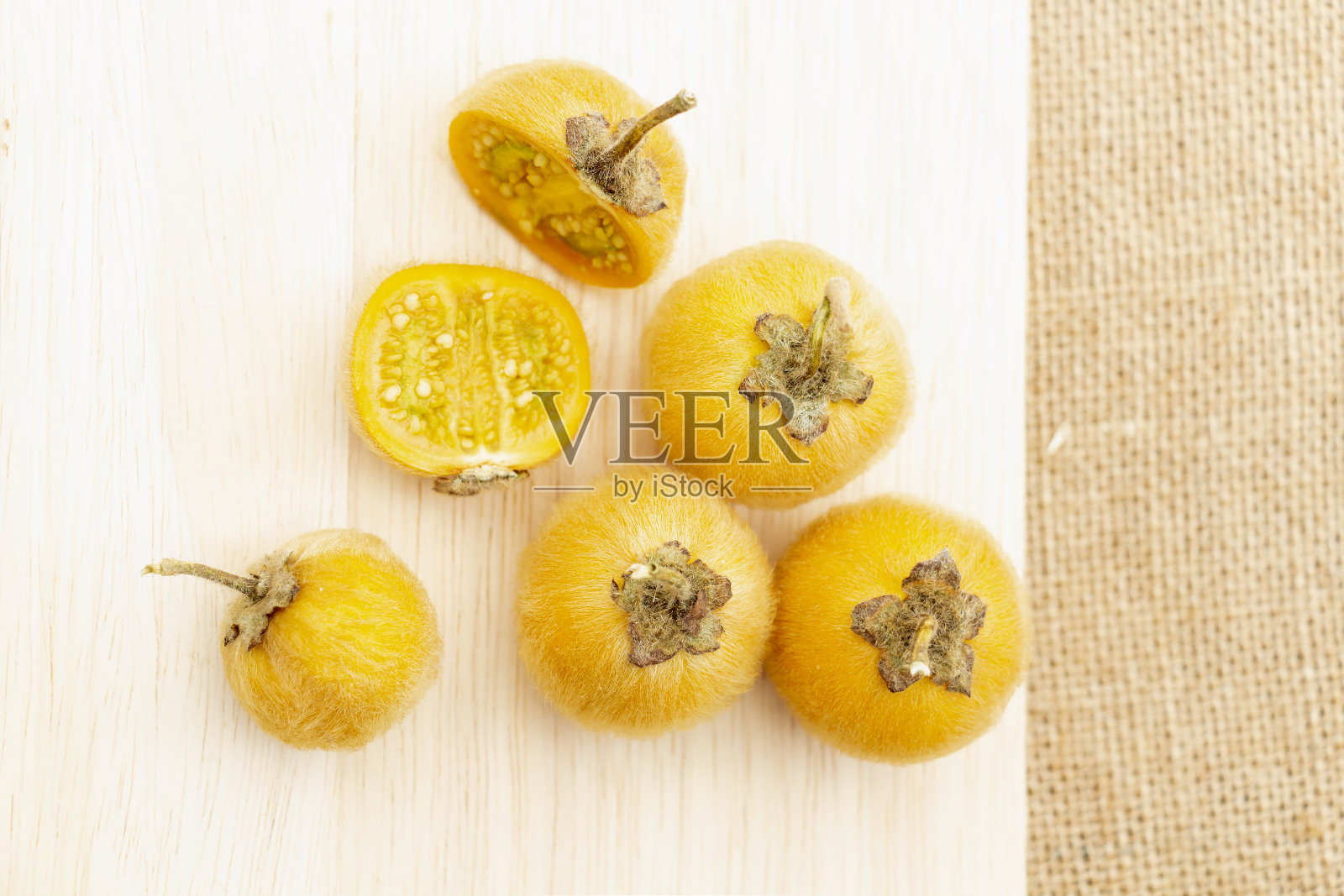 茄或椰子果。食物成分和药草为健康劈木材和麻布背景。照片摄影图片