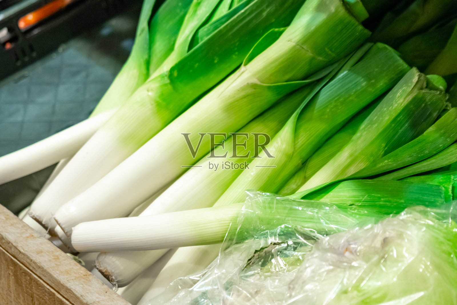 市场货架上的新鲜有机韭菜inÂ。照片摄影图片
