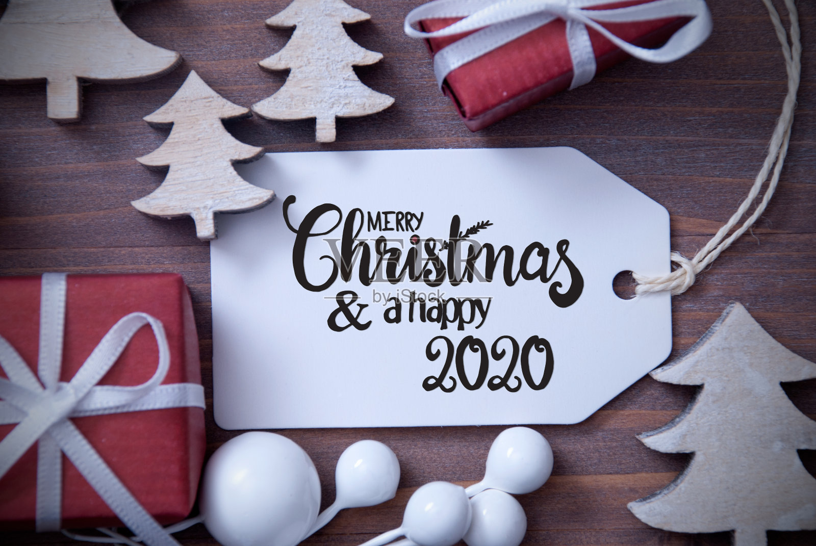 礼物，树，装饰，标签，圣诞快乐和快乐2020照片摄影图片