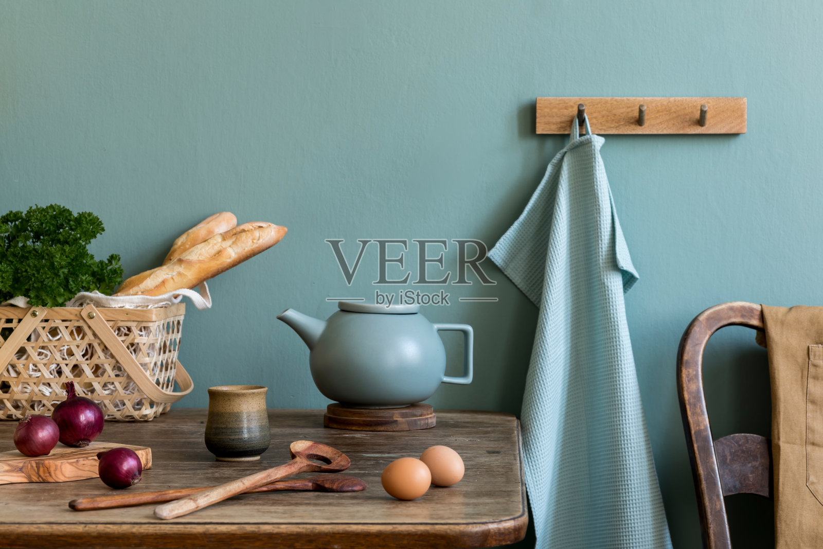 复古的室内设计厨房空间，小木桌靠桉树墙，简单的椅子，食物和厨房配件。简约的厨房空间概念。模板。照片摄影图片