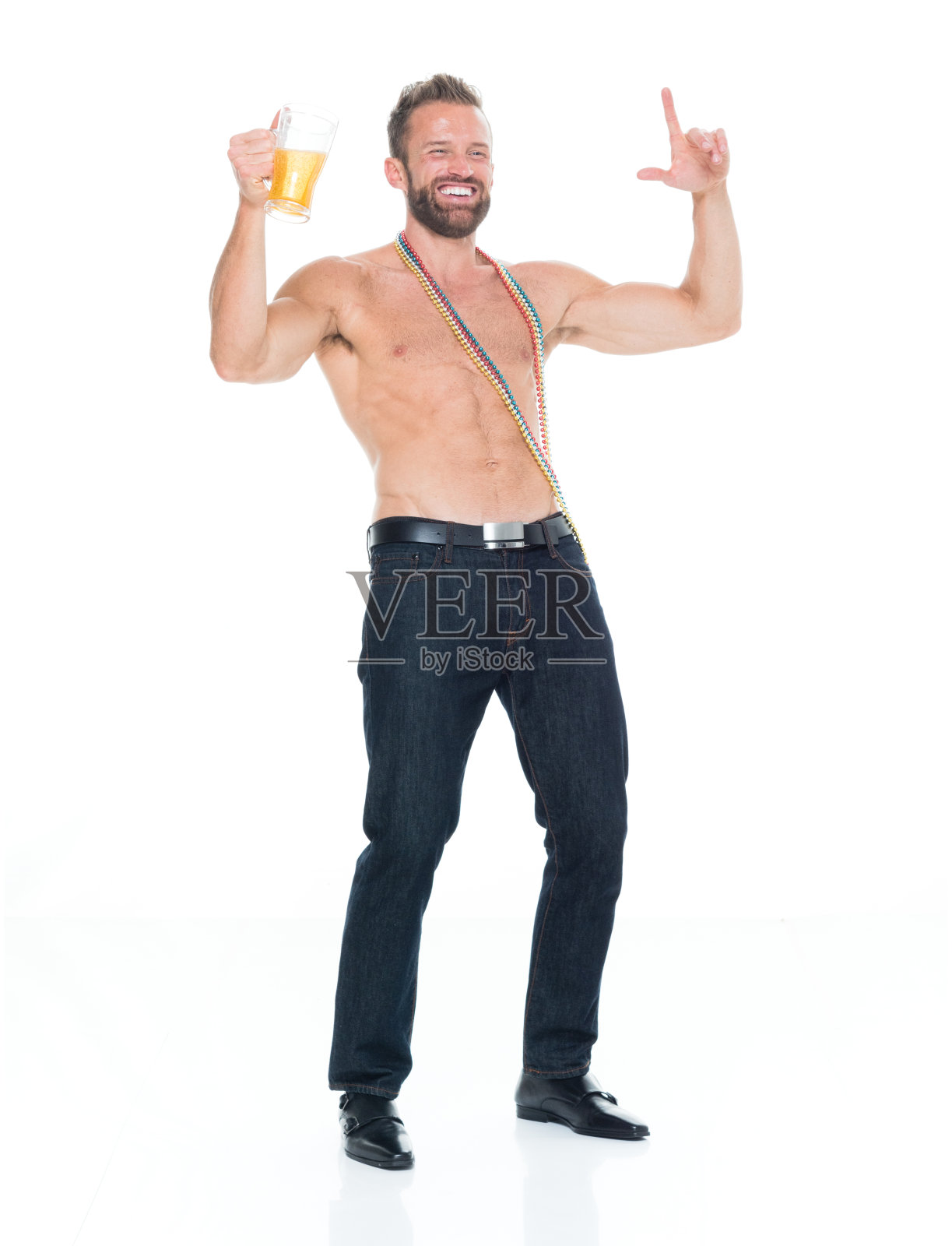 全身长/一人独/一人30-39岁的成年帅哥白种男性/年轻男子放松/站着穿着牛仔裤谁是赤膊/喝酒/喝醉/微笑/快乐/愉快/食物和饮料/淡啤酒照片摄影图片