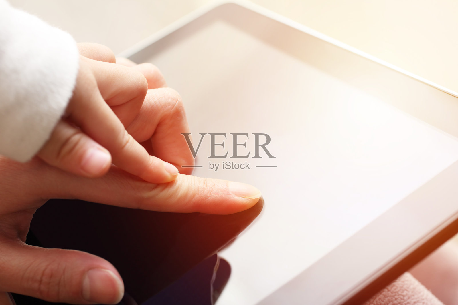 母亲和孩子一起使用数码平板电脑照片摄影图片