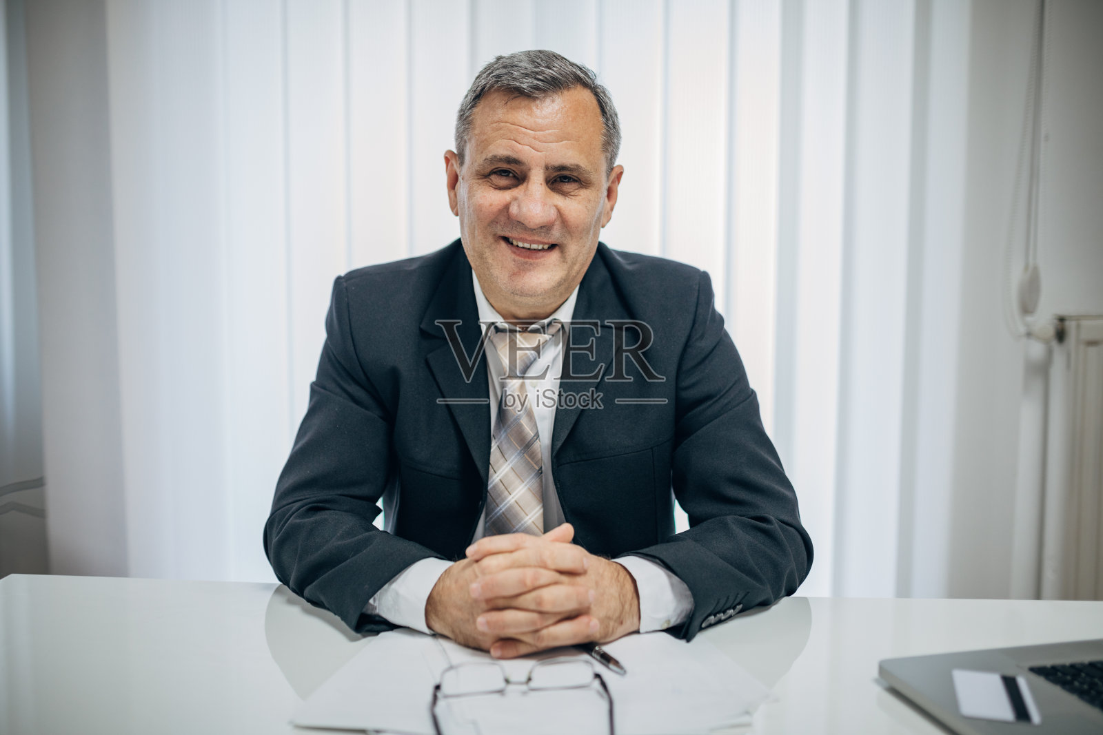 选举后满意的政治家的肖像照片摄影图片