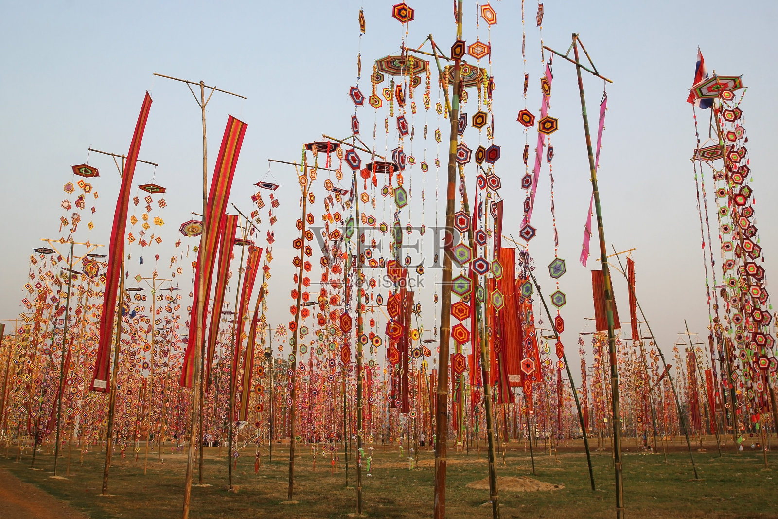 桐旗以美丽的天空为背景照片摄影图片