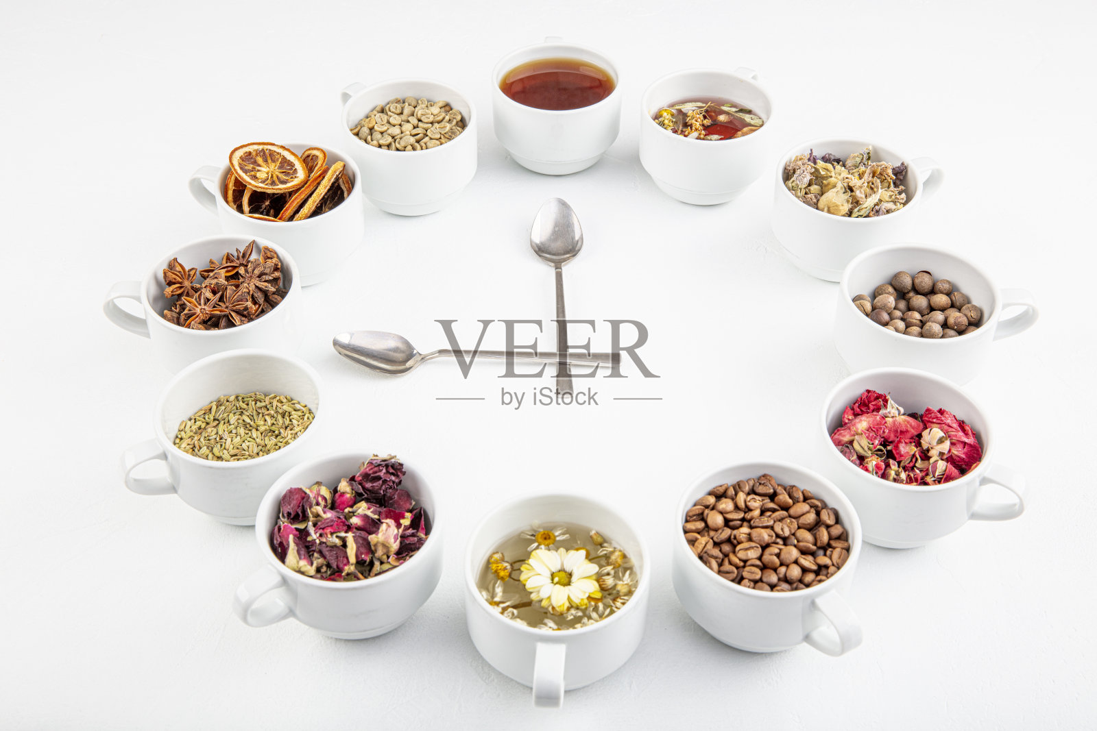 一个概念或创意意味着茶时间。有用的草药或绿茶的中心和周围的各种干药草为其配制。五种茶的概念。照片摄影图片