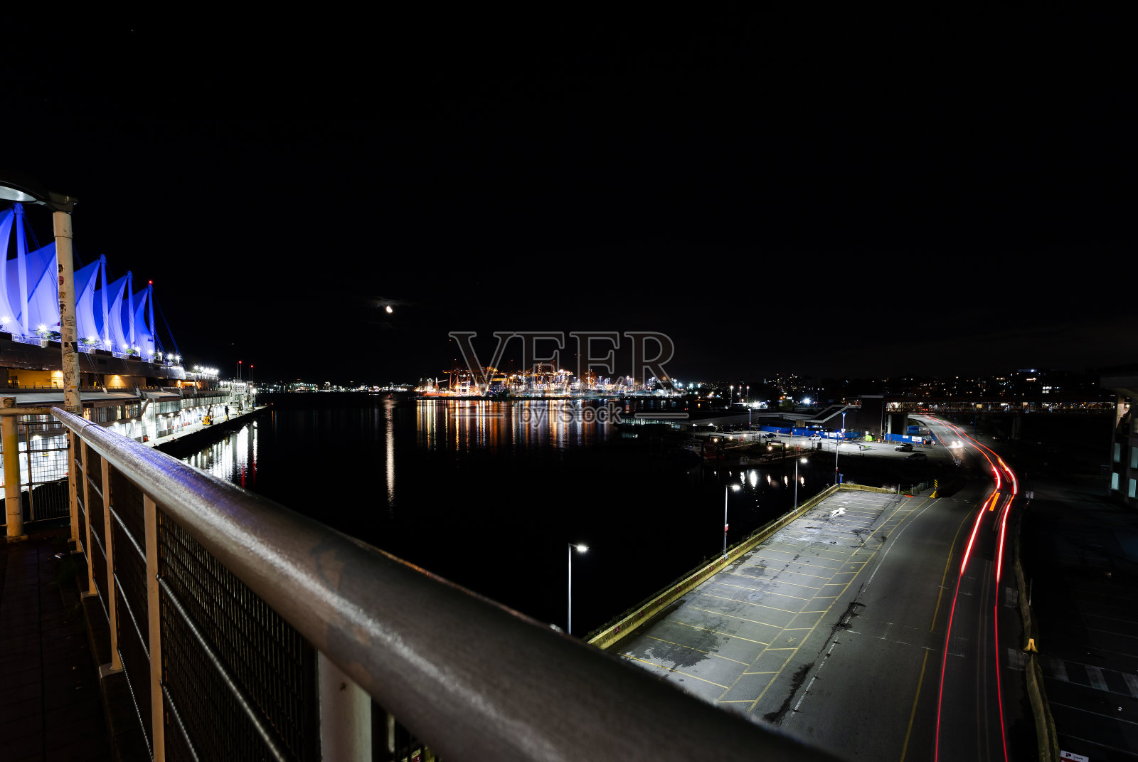 邮轮码头和会议中心是温哥华市中心海滨的加拿大广场。照片摄影图片