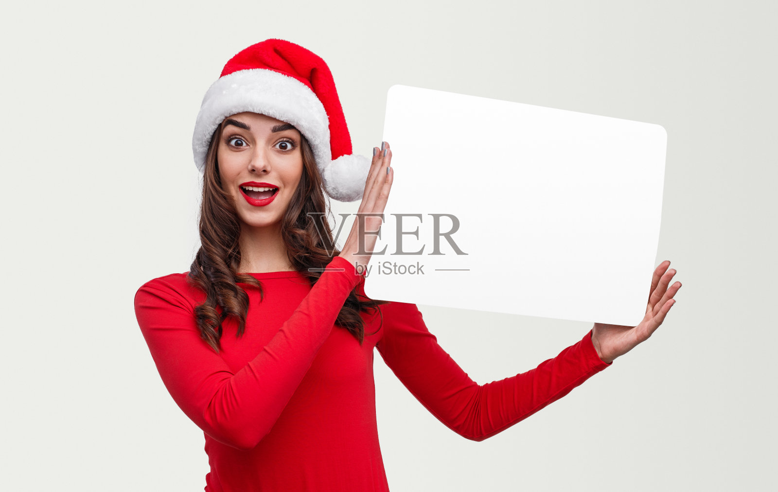 兴奋的女士在圣诞节展示空白横幅照片摄影图片