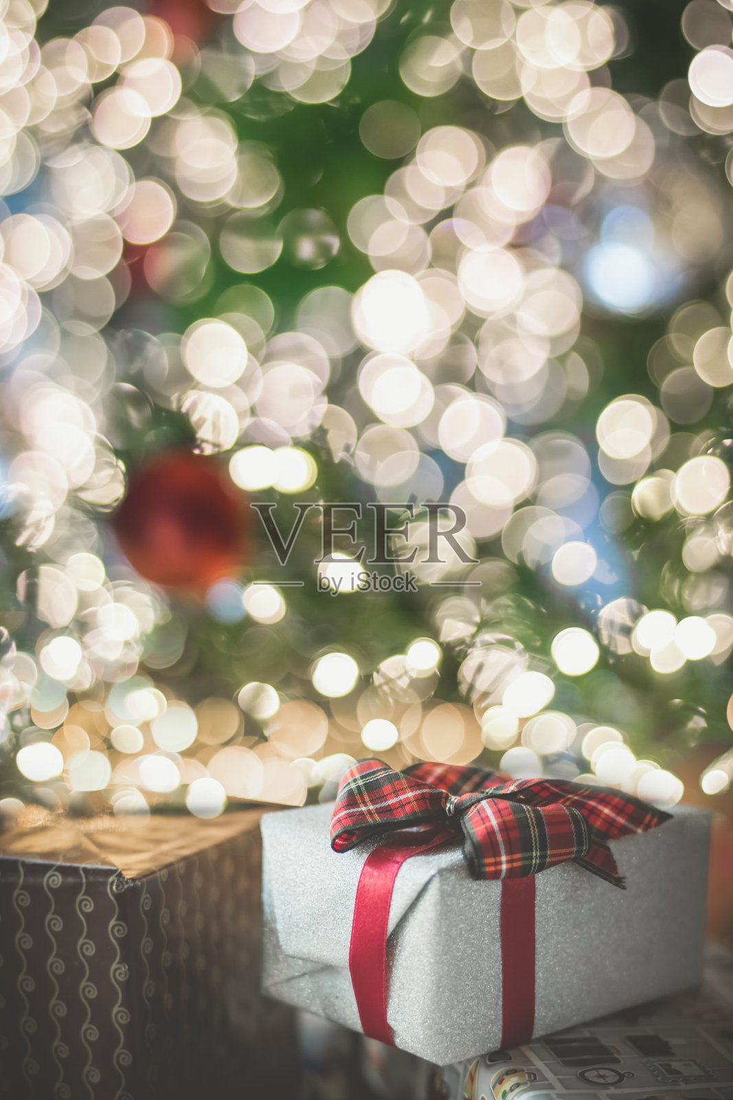 礼品盒和圣诞树装饰以散景灯为背景，圣诞和新年庆祝的概念照片摄影图片