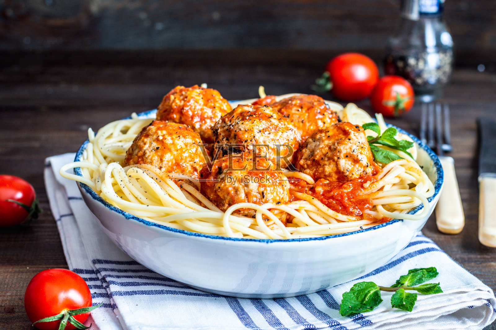 肉丸在新鲜的蕃茄酱在碗木背景照片摄影图片