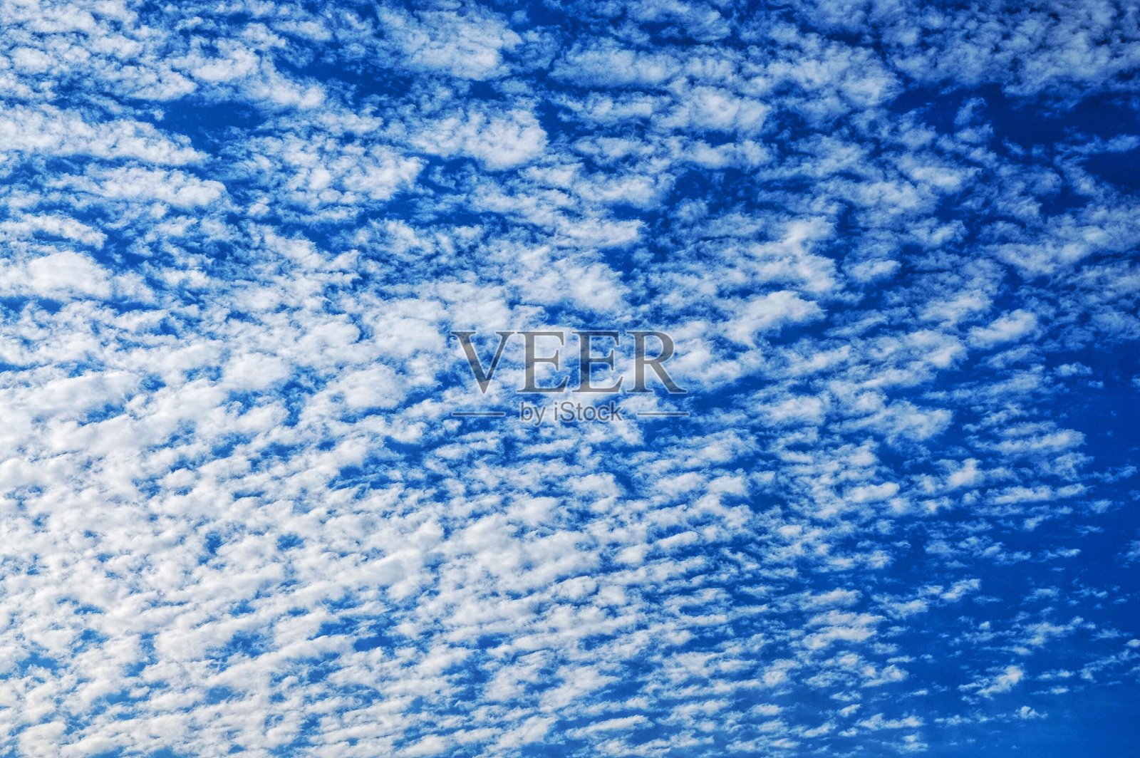 蓝色的天空和薄薄的白云照片摄影图片