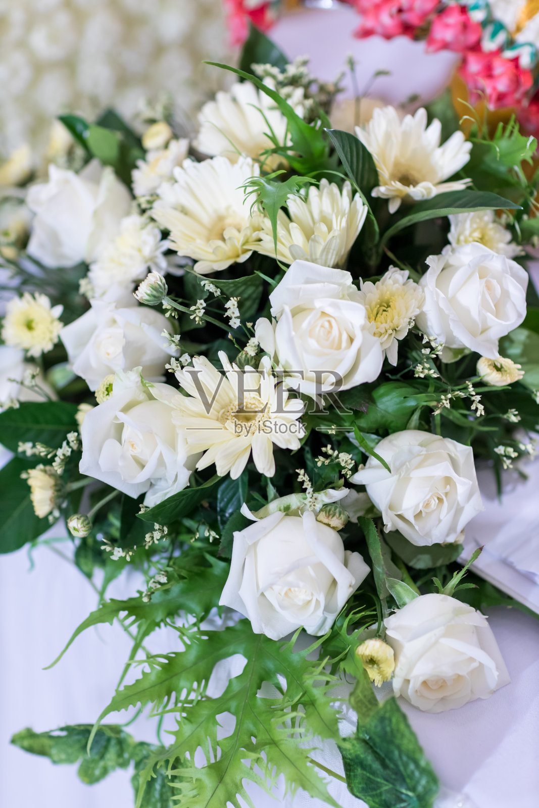 情人节的背景。木桌上摆着一束美丽的玫瑰。花店的红玫瑰花束。玫瑰花束。柔焦点的玫瑰。照片摄影图片