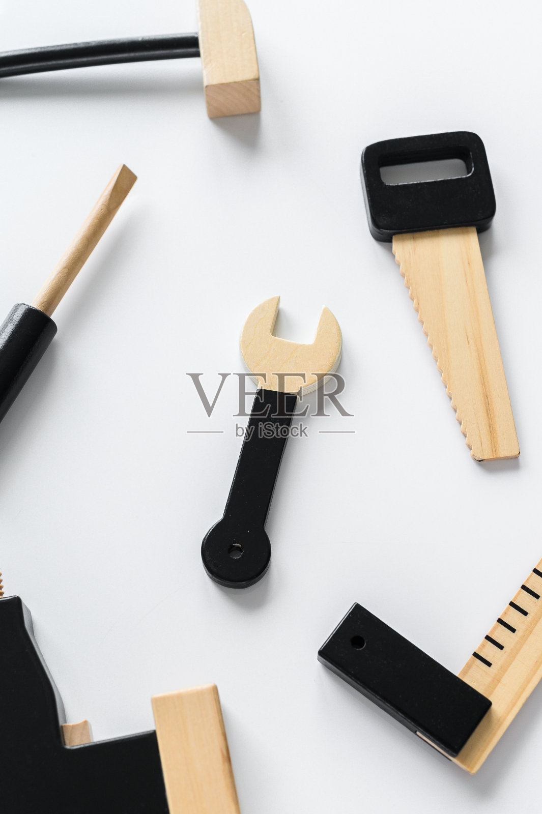 儿童木制乐器以白色为背景，六角形键在中间组成。diy的概念。照片摄影图片