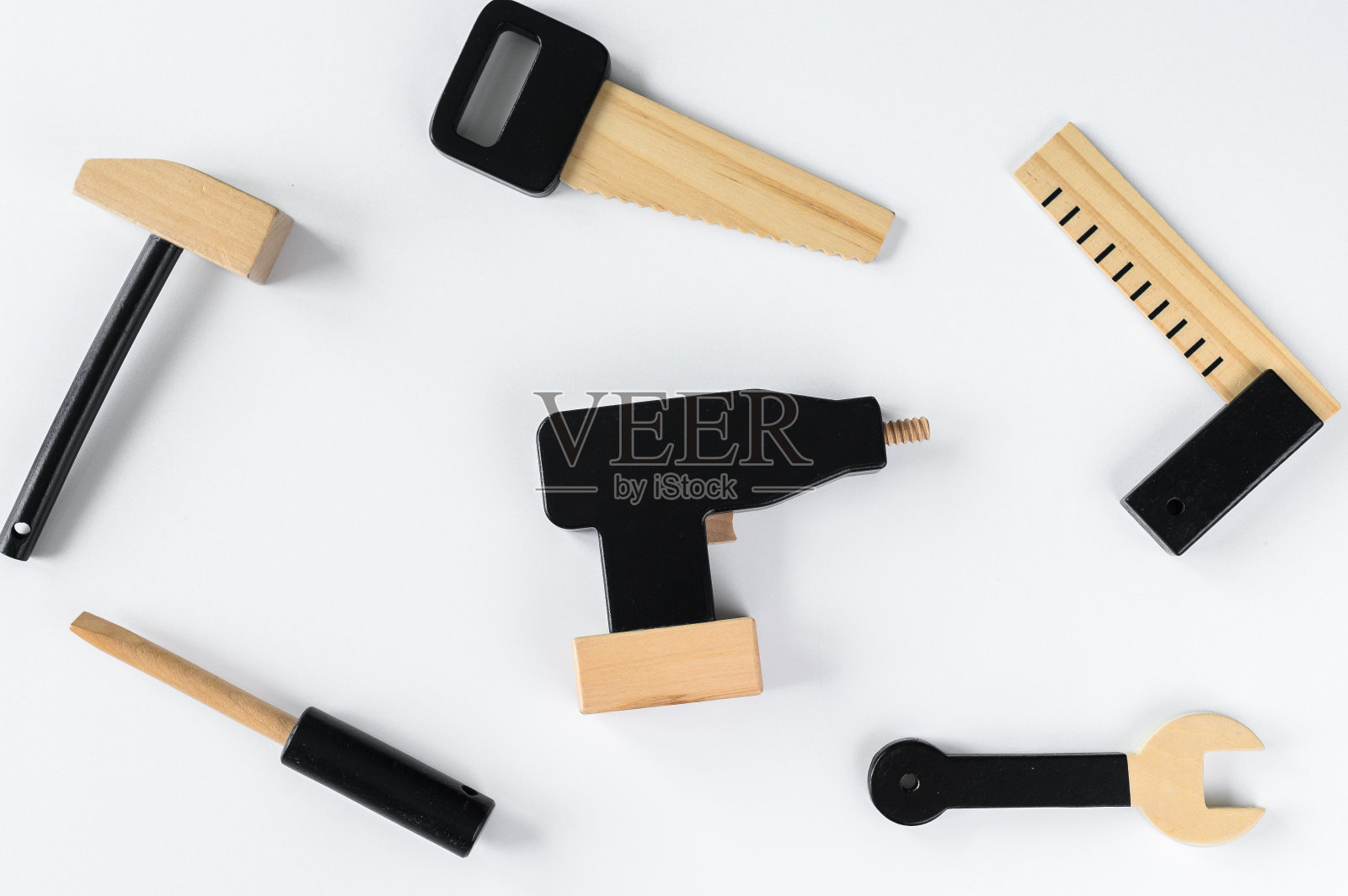 儿童的木制工具在白色的背景下，钻在构图的中心。diy的概念。照片摄影图片