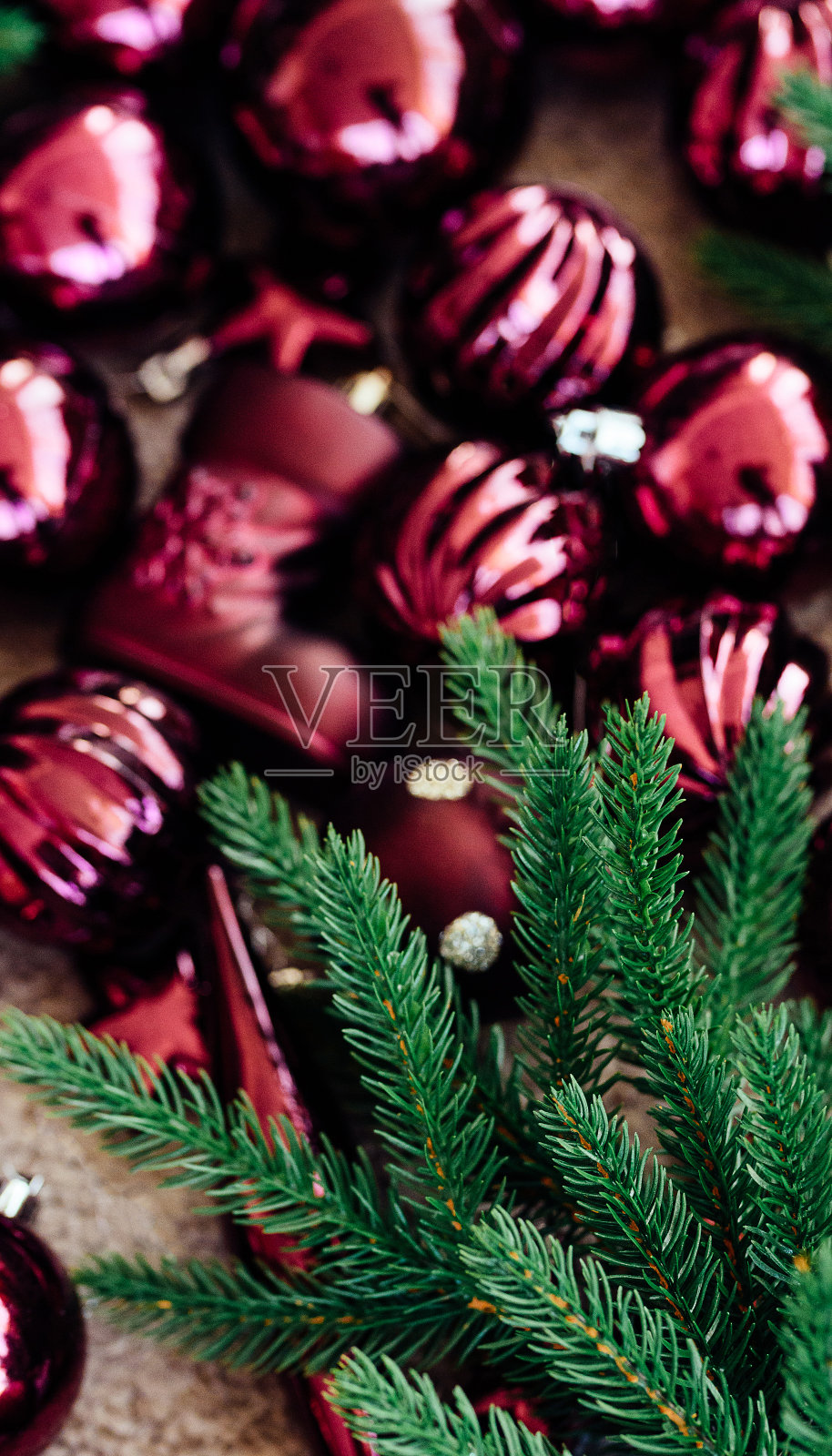 Bardo Marsala的圣诞玩具和圣诞树的树枝散落在地板上照片摄影图片