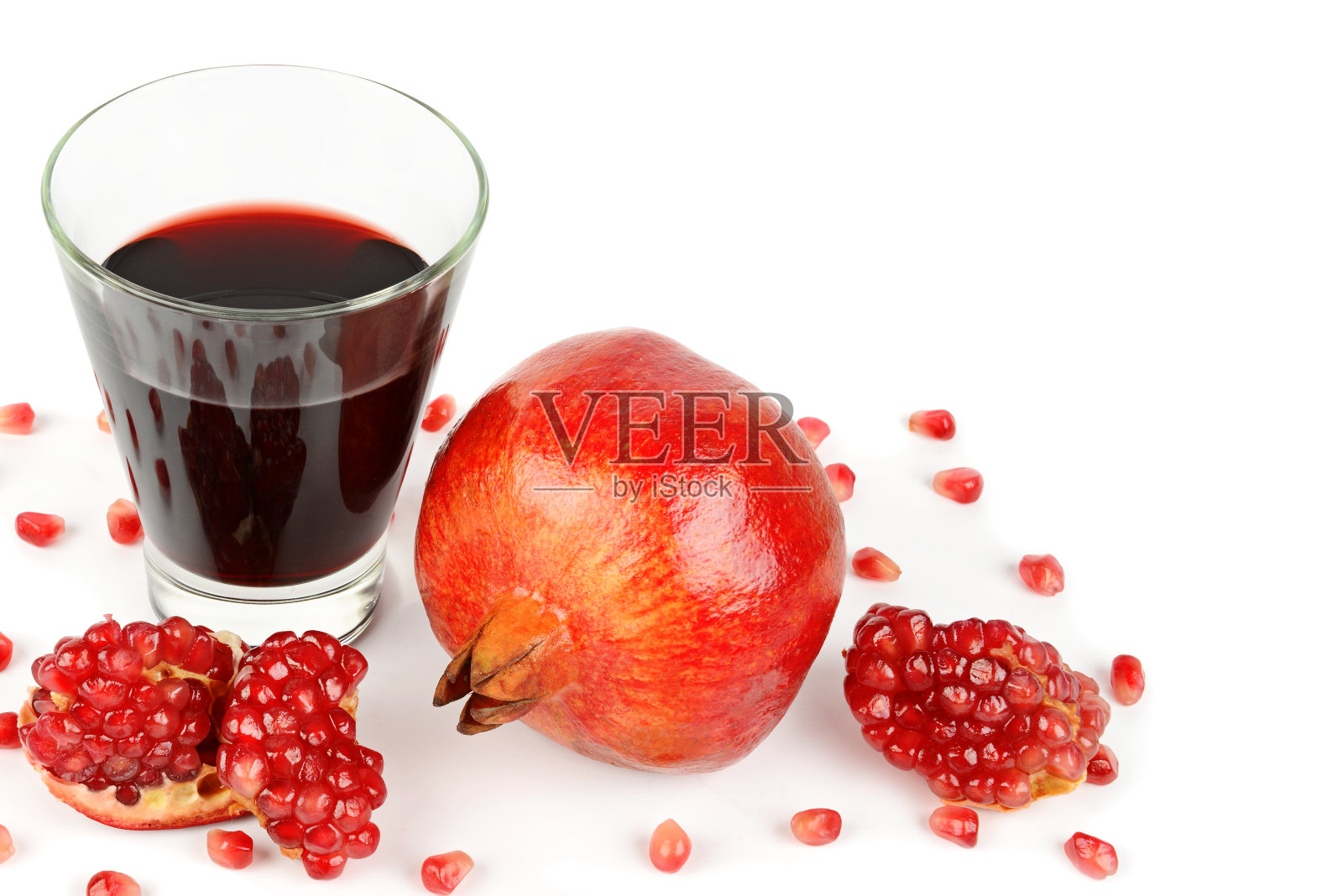 一杯石榴汁和成熟的石榴。照片摄影图片