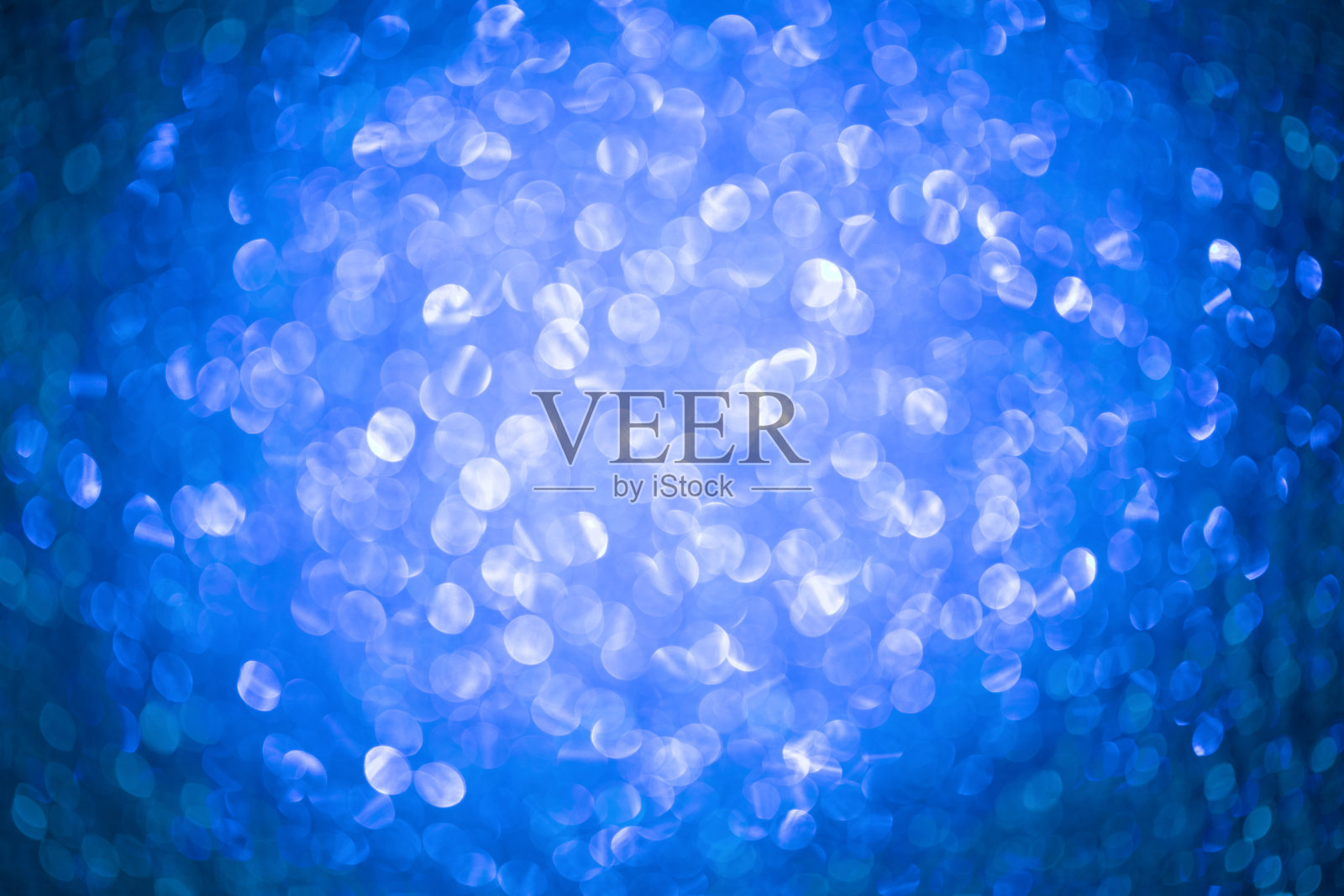 明亮抽象模糊的蓝色。假日散景。照片摄影图片