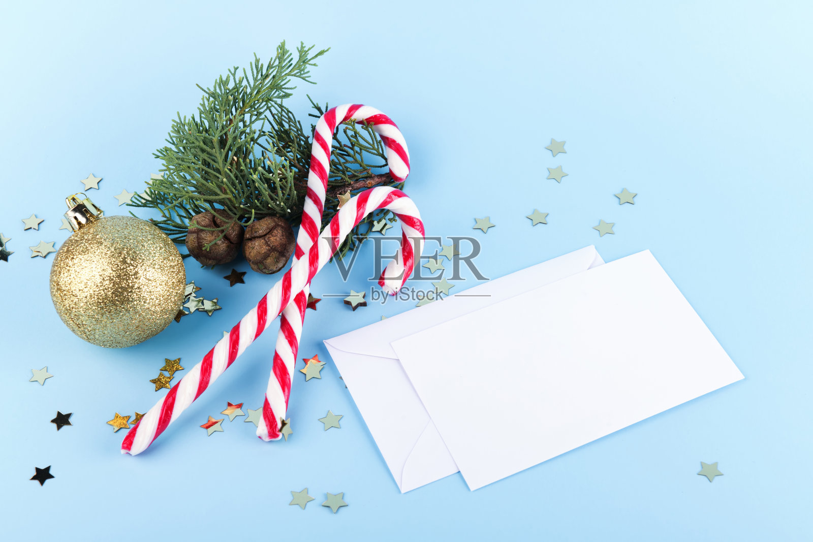 圣诞暗背景与圣诞装饰，圣诞糖果手杖，圣诞球和冷杉枝，顶视图照片摄影图片