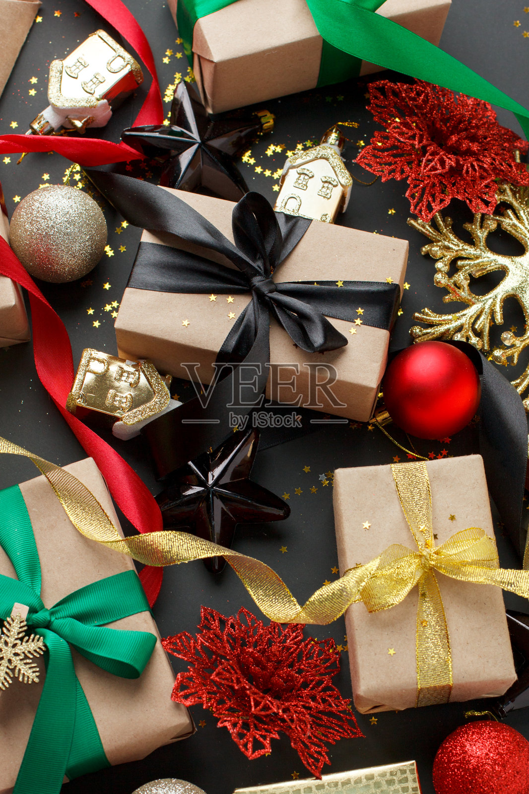 套装礼盒，圣诞红球和黑色星星在黑暗的背景，stylush豪华新年概念，圣诞假期礼物，销售，优惠券的想法，greering卡照片摄影图片