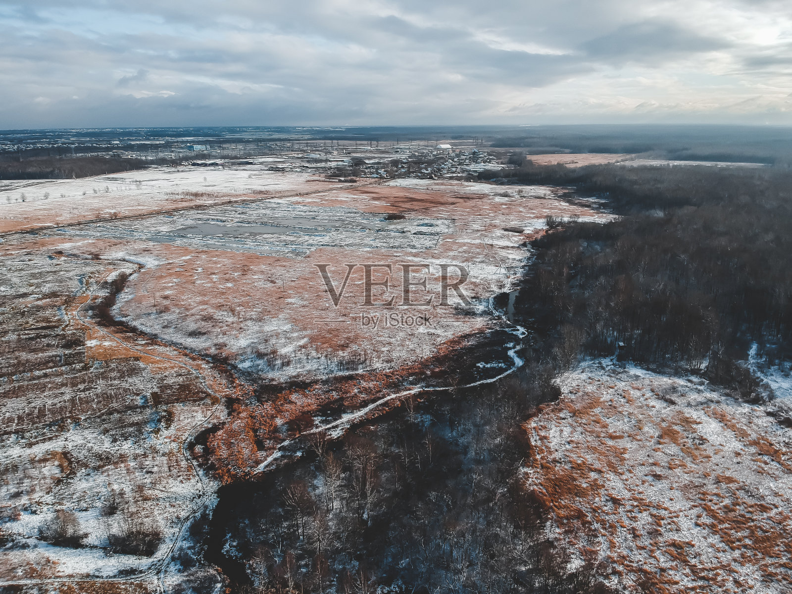 冬季森林和河流的鸟瞰图。树被雪覆盖着。冬天。白雪覆盖的领域。芬兰照片摄影图片