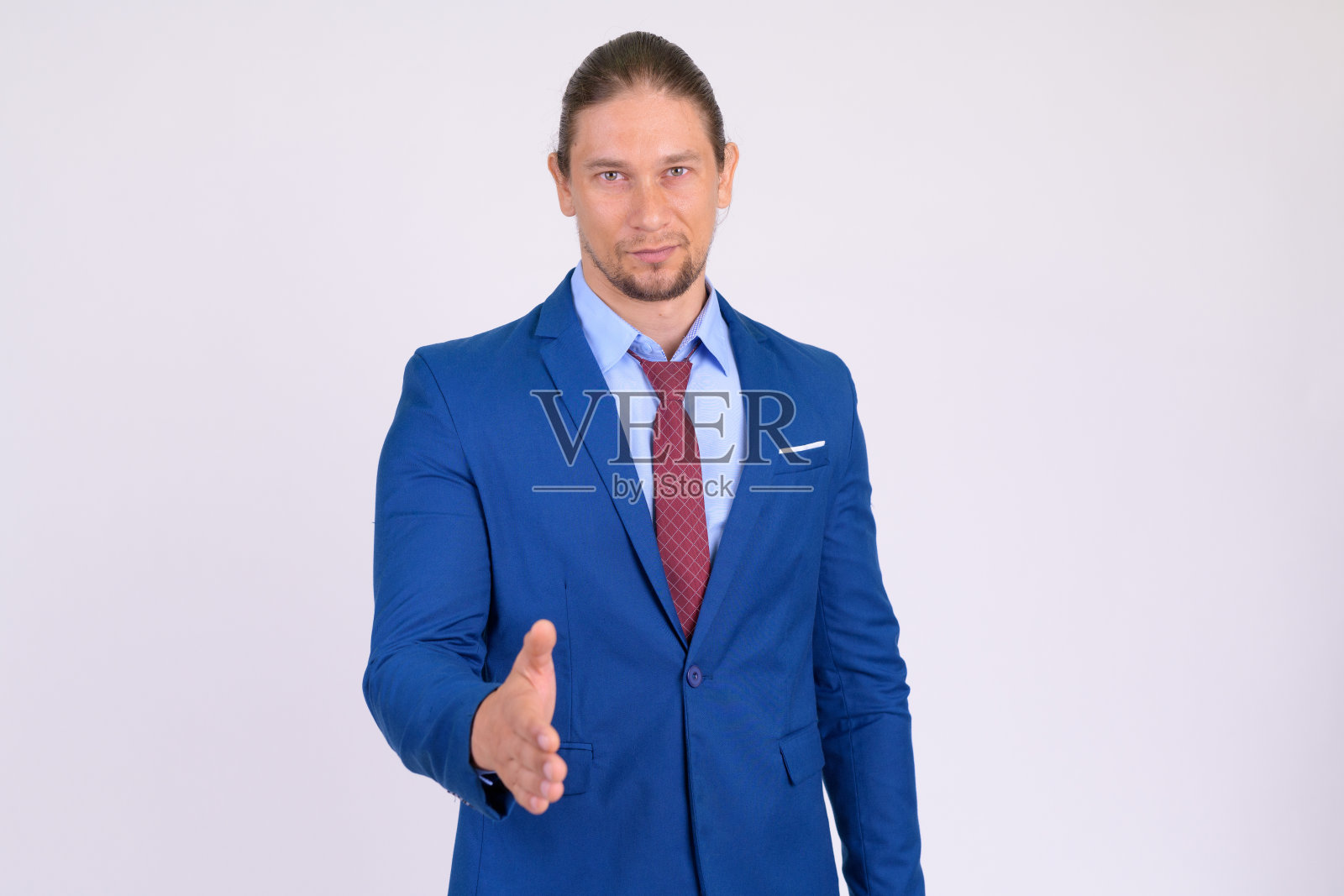 帅气的商人在西装给握手的肖像照片摄影图片