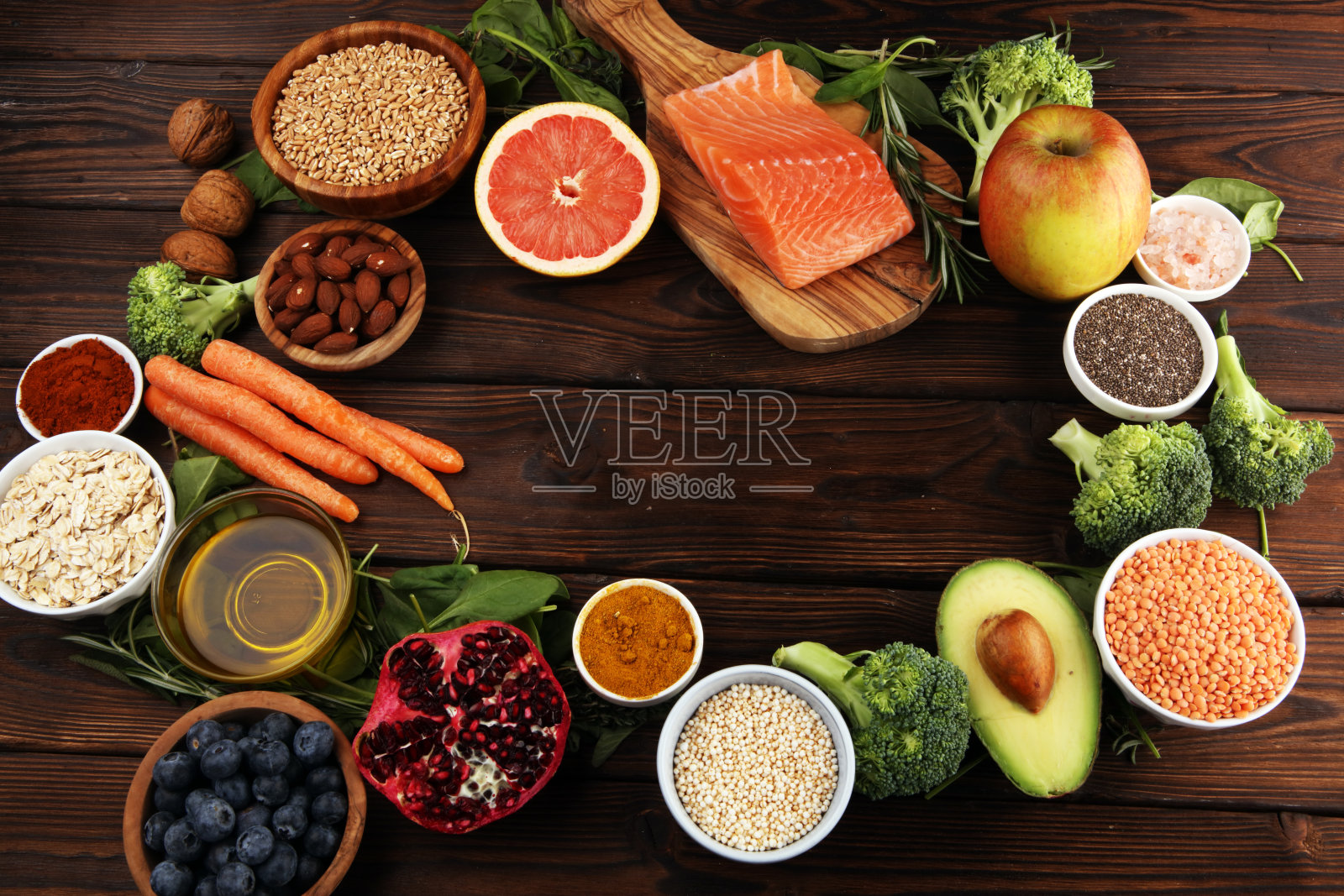 健康健康的饮食选择:鱼，水果，蔬菜，谷物，田园蔬菜照片摄影图片