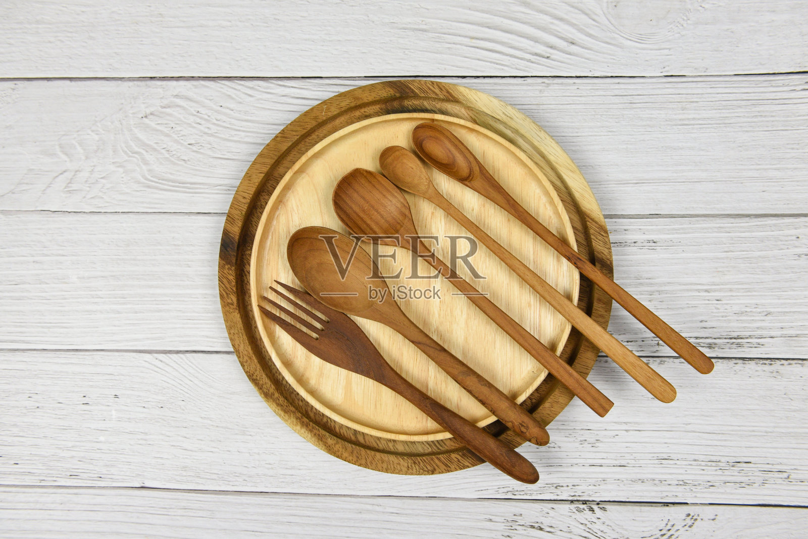 天然厨房工具木制品/厨房用具的背景有匙叉和甜点匙，各种大小的盘子物体用具木制的概念照片摄影图片